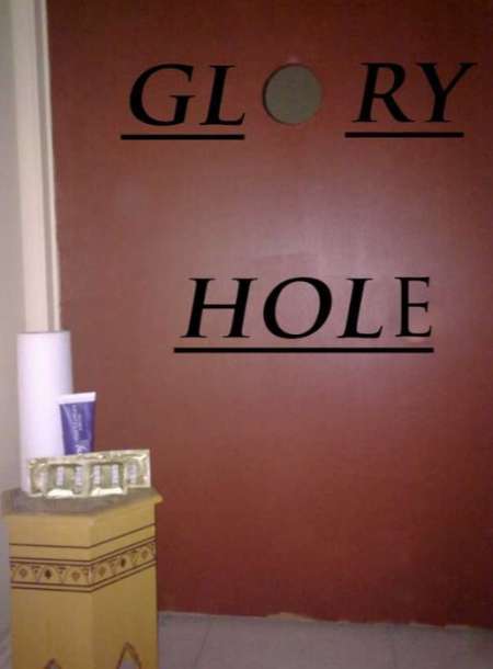 Jenny Travesti sexy pour détente au Glory hole