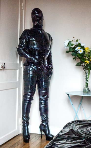 En latex et cuissardes cherche une compagne de jeu