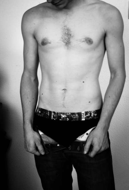 Homme la trentaine, aide étudiante, jeune femme