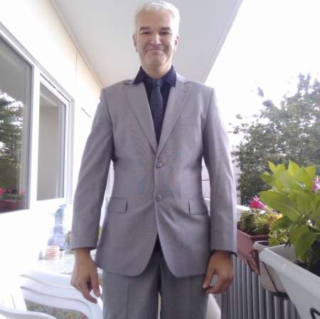 une femme brune petite f�minine haut talons