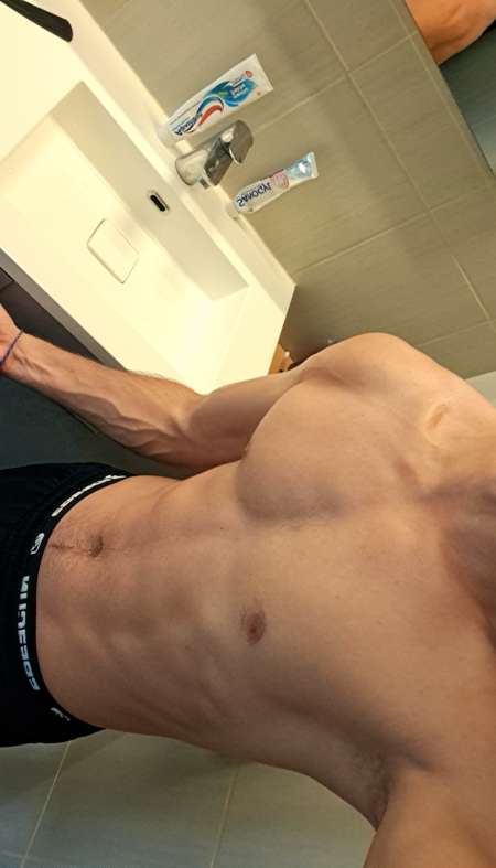 Jeune homme pr�t a tout pour vous satisfaire