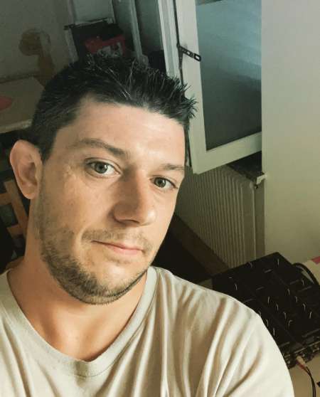 Jeune homme re�ois et ce d�place pour plan coquin