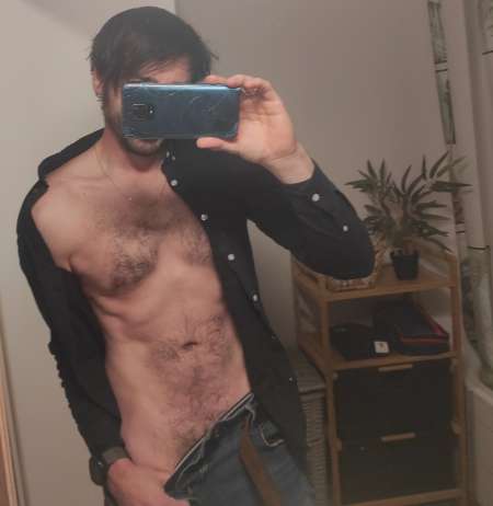 Jeune homme proposant des fess�es