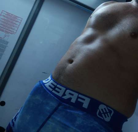  Homme s�rieux re�oit femmes, couples, ou travestie