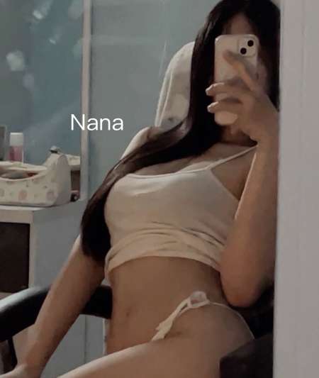 Jeune Nana et Yuki poitrines g�n�reuses