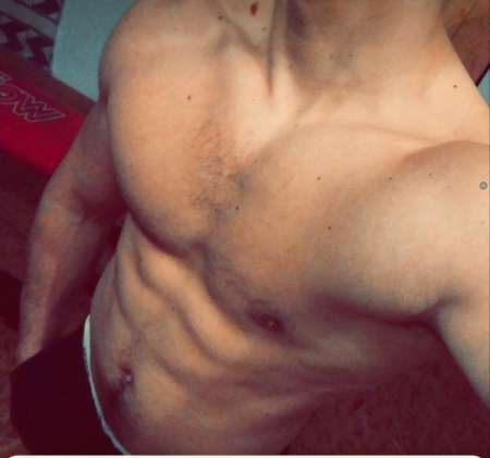 Jeune homme curieux .