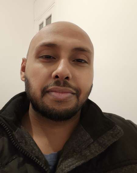 Gigolo brun � votre service. Satisfaction, style e