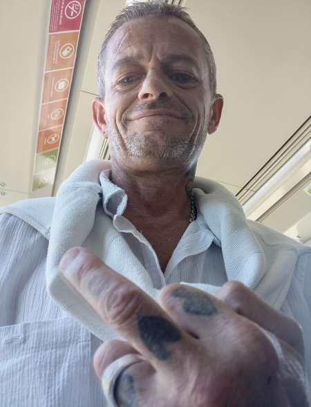 Homme plein d'intention et ouvert a tout sujet