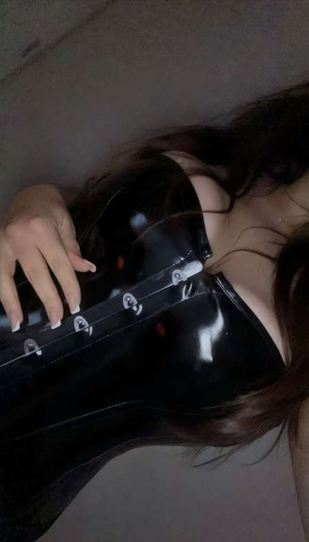 Jolie domina exp�riment�e r�elle ou virtuelle