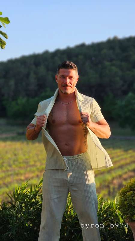 Viril, athl�tique, dispo pour rencontres br�lantes