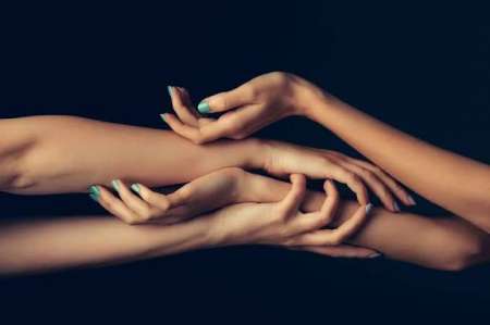 2 jeunes femmes pour massages � 4 mains