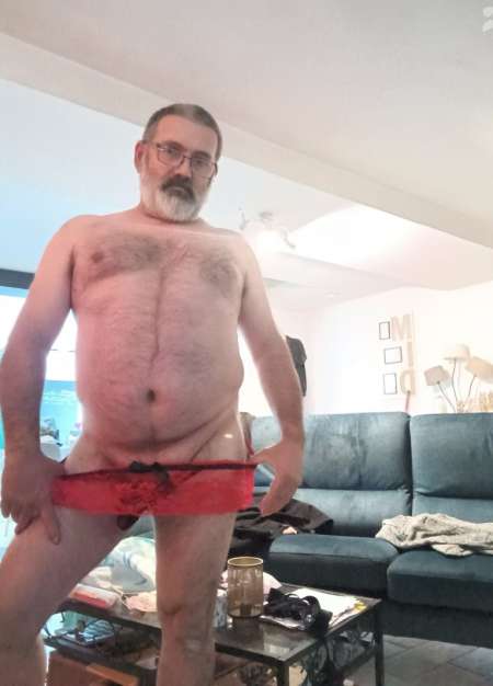 Chez vous en tenue d'adam.