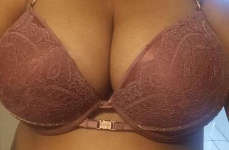 belle femme m�tisse avec seins g�n�reuses