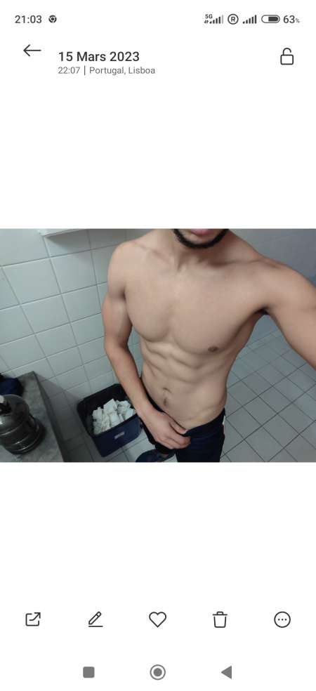 Un jeune cherche d nouvelles exp�riences(f ronde)