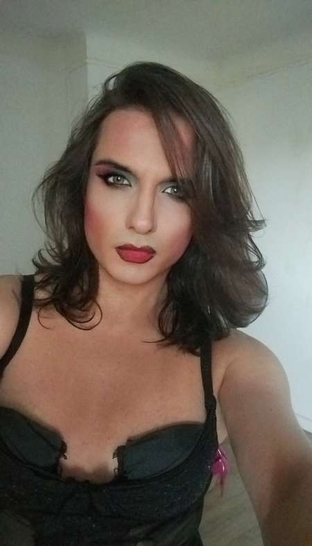 tr�s belle chienne trav pr homme brulant