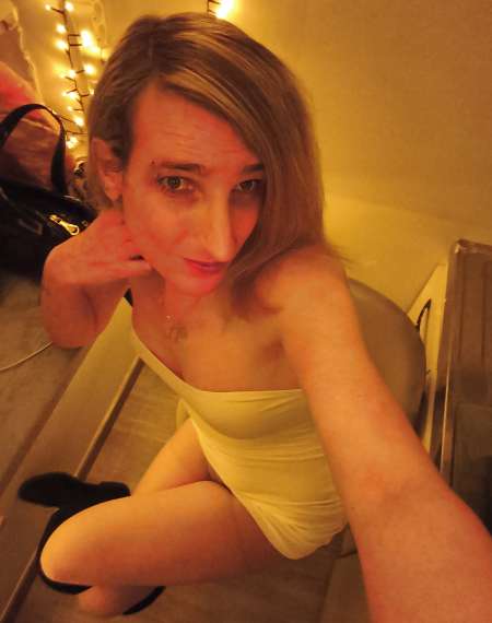 Femme trans fine grande avec de très jolies courbe