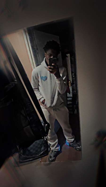 Homme de 20 pour vous servir mesdames