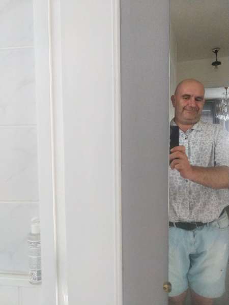 Homme offre ses services