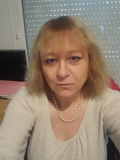 mature pulpeuse souriante