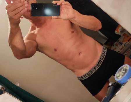 M�tro c�libataire ,yeux bleus cheveux court