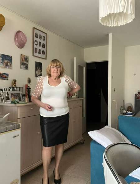 Femme mure s'occupe des hommes, ou en trio