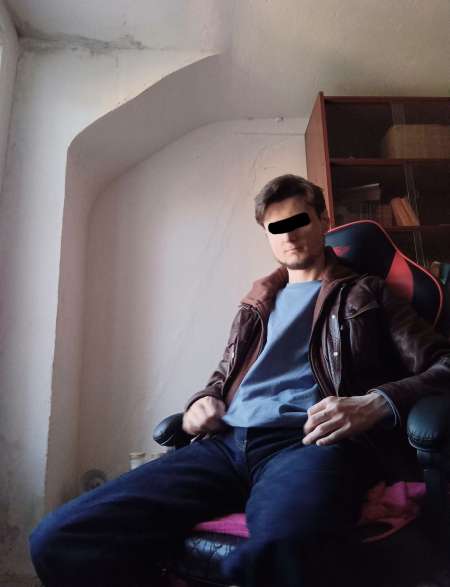 H attentif et dominant pour te baiser longuement