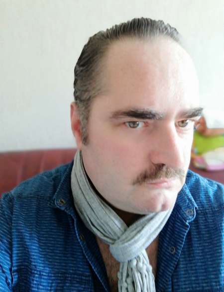 mec aux gros testicules lisses passif / actif