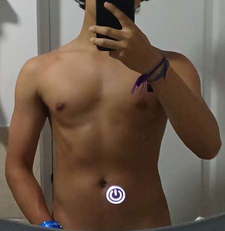 Latino 23 ans toujours horny